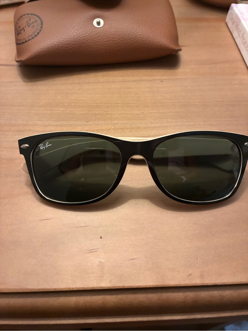 Ray-Ban Men's/Women’s Black & Cream Wayfarer Sunglasses with Green Lenses - Picture 2 of 4
